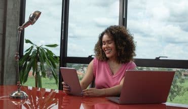 Mulher lendo no tablet o planner 2024 feito pela LG lugar de gente